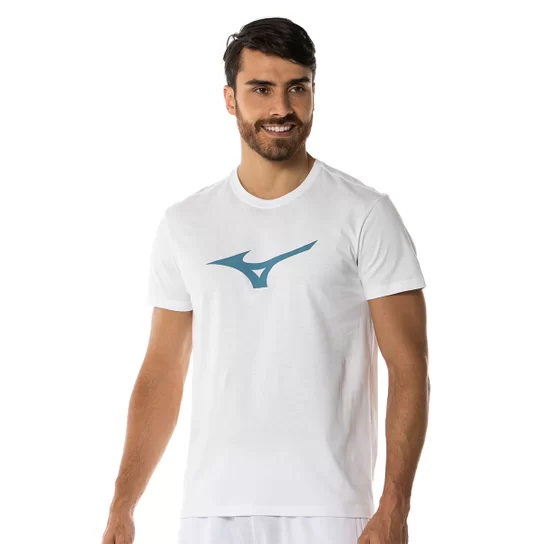 homem de camiseta cinza e bermuda