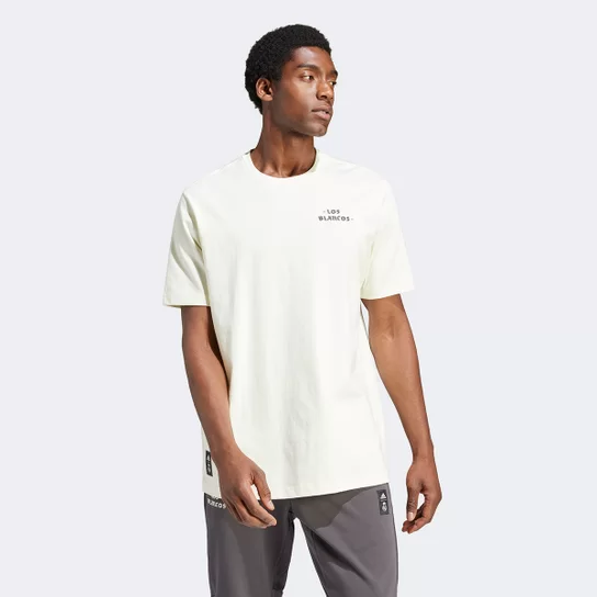 homem de camiseta cinza e bermuda
