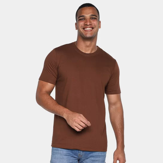 homem de camiseta cinza e bermuda