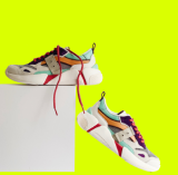Par de tenis sobre colorido