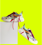 Par de tenis sobre colorido