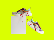 Par de tenis sobre colorido